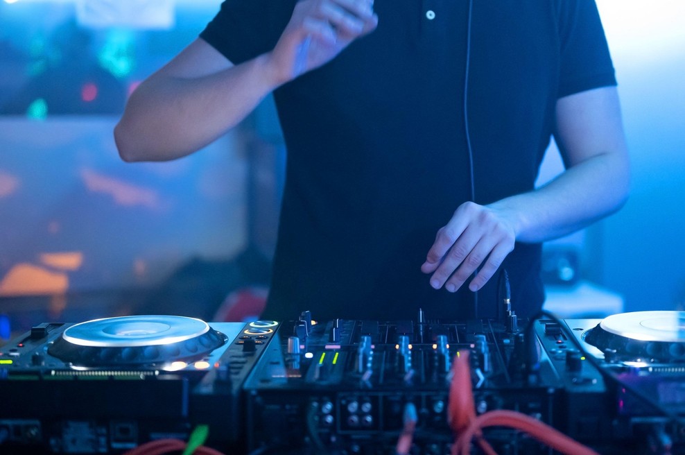 Slavni DJ pričakuje otroka s 30-let mlajšo manekenko (foto: Profimedia)