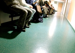 Čakalne vrste v zdravstvu: Pacienti na obravnavo čakajo LETA predolgo