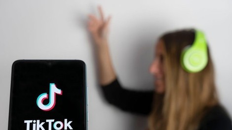 Vpliv družbenih omrežij: Zaradi TikToka več smrti med mladimi?