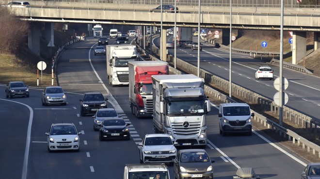 Vozniki, previdno na cesti! Na ljubljanski obvoznici je prišlo je do verižnega trčenja vozil! (foto: BOBO)