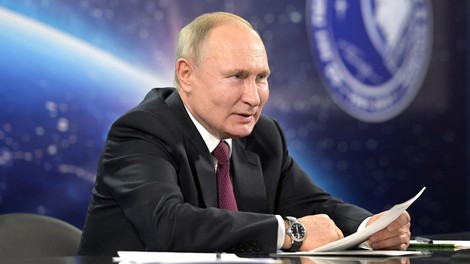 FOTO: Putin z leti vse bolj pomlajen? TO so rezultati njegovih lepotnih posegov