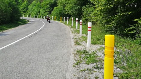 Novi rumeni in beli stebrički ob slovenskih cestah – štiri stvari, ki jih morate vedeti