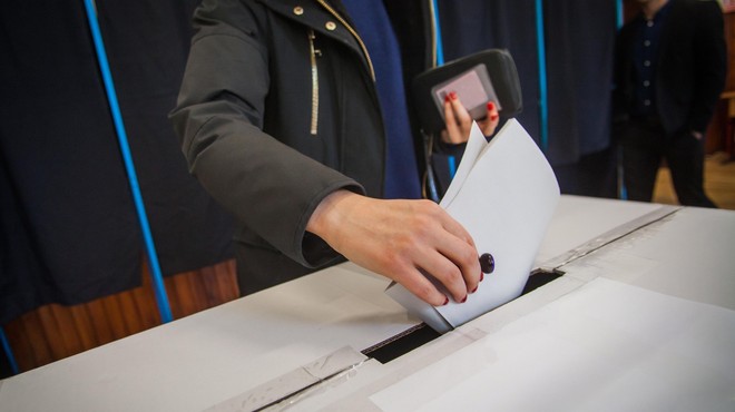 Prvi dan predčasno glasovalo več volivcev kot pred štirimi leti (foto: Profimedia)