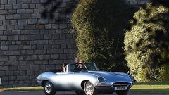 FOTO: Brooklyn Beckham in Nicola Peltz posnemala Meghan Markle in princa Harryja