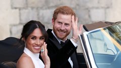 FOTO: Brooklyn Beckham in Nicola Peltz posnemala Meghan Markle in princa Harryja