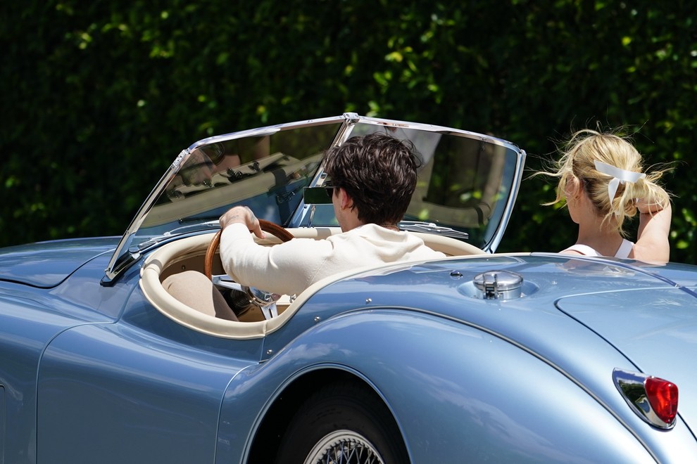 FOTO: Brooklyn Beckham in Nicola Peltz posnemala Meghan Markle in princa Harryja