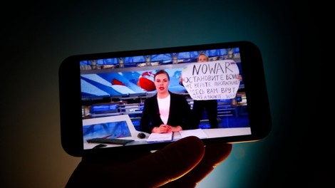 Kaj se je zgodilo z urednico ruske televizije, ki se je uprla Putinovemu režimu?