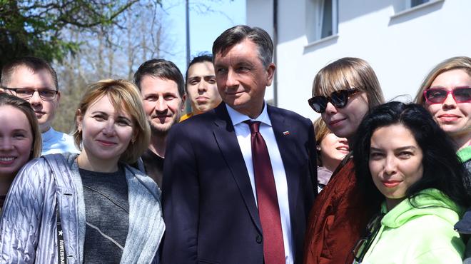 Borut Pahor v pogovoru z ukrajinskimi begunci. Bodo njihove PROŠNJE uresničene? (foto: Profimedia)