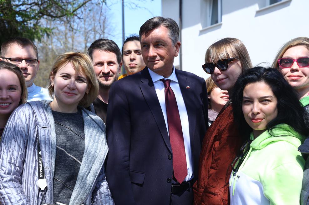Borut Pahor v pogovoru z ukrajinskimi begunci. Bodo njihove PROŠNJE uresničene? (foto: Profimedia)