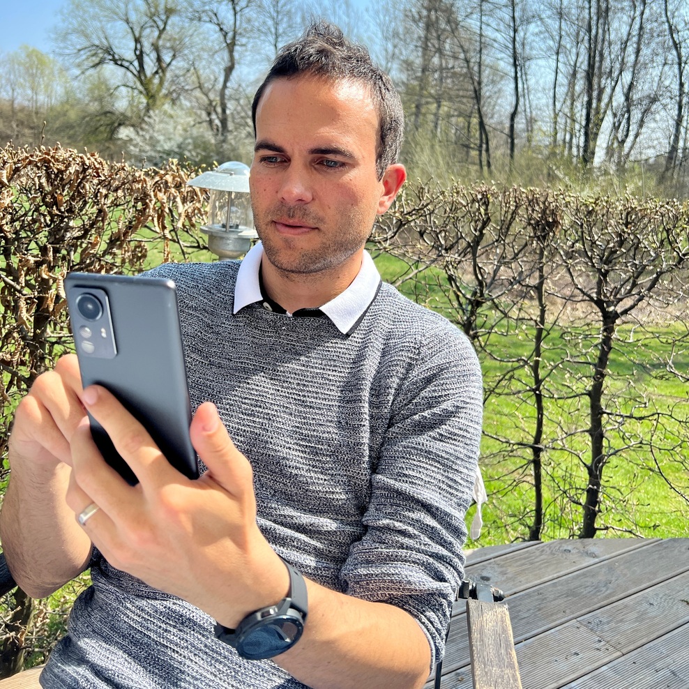 Jernej Damjan tale telefon uporablja namesto časopisa (foto: Xiaomi)
