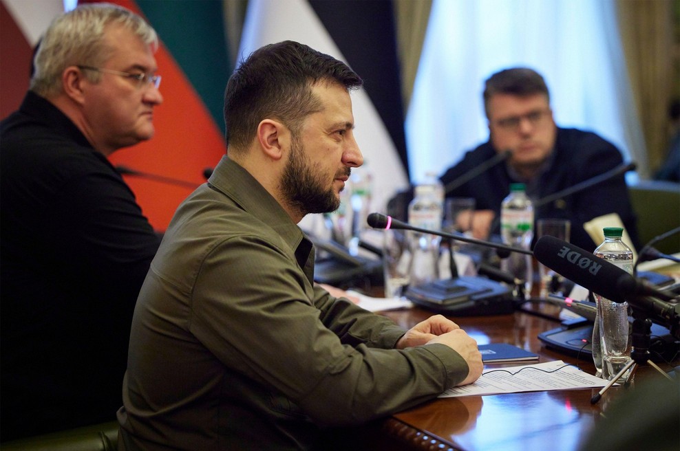 Zelenski: "Zabeleženih je bilo več sto primerov posilstev, tudi mladih deklet in otrok" (foto: Profimedia)