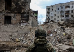 Ruski napad na Kijev: več stanovalcev bloka je še vedno ujetih pod ruševinami