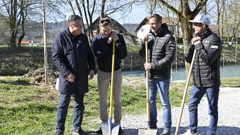 Slovenski olimpijci namesto za vesla poprijeli za lopate