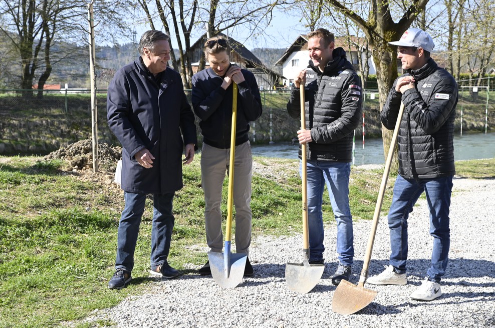 Slovenski olimpijci namesto za vesla poprijeli za lopate (foto: BOBO)