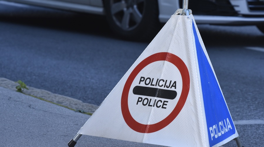 Na Igu voznik traktorja pri vzvratni vožnji do smrti povozil otroka (foto: Bobo)
