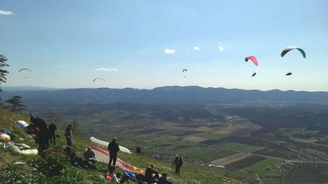 Izjemen uspeh: slovenski jadralni padalci pokorili Evropo in osvojili zlato!