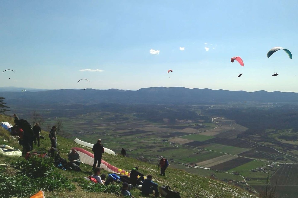 Izjemen uspeh: slovenski jadralni padalci pokorili Evropo in osvojili zlato! (foto: STA)