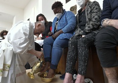 Papež Frančišek pred prazniki obudil tradicijo, ki jo je za dve leti prekinila pandemija