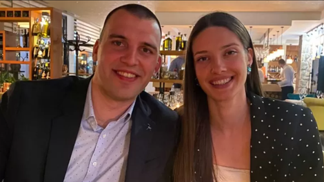 VIDEO: Ustavil tekmo, da jo je na parketu zaprosil za roko