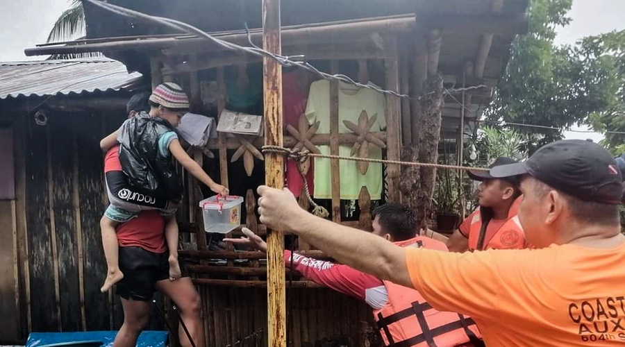 Poplave in plazovi terjali življenja več kot 100 Filipincev (foto: Profimedia)