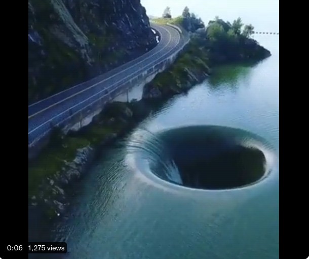 VIDEO: Sredi jezera v Kaliforniji se je odprl BIZARNI ’portal iz pekla’ (foto: @Iearn_something (twitter))