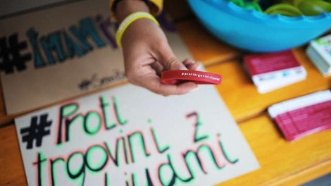 Pozor! Epidemija razkrila še eno nevarnost, ki so ji izpostavljeni otroci