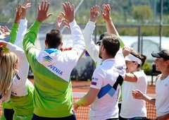 Velik uspeh za Slovenke: vračajo se "dvignjenih glav in z zlato medaljo okoli vratu"