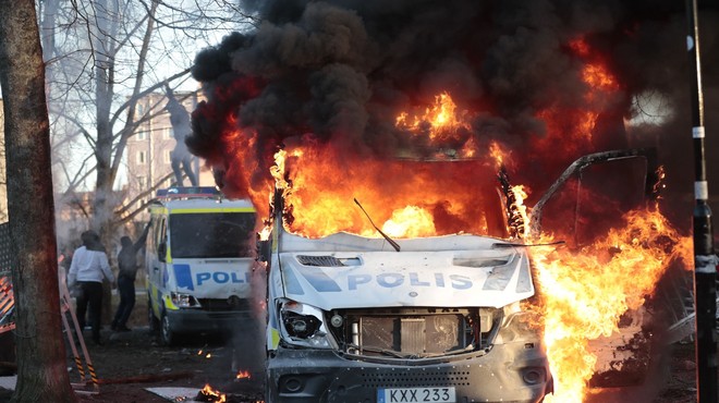 Hudi spopadi na Švedskem: protestniki napadli policiste (foto: Profimedia)