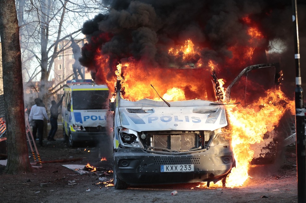 Hudi spopadi na Švedskem: protestniki napadli policiste (foto: Profimedia)