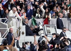 Papež Frančišek v tradicionalnem blagoslovu pozval h končanju vojn po vsem svetu