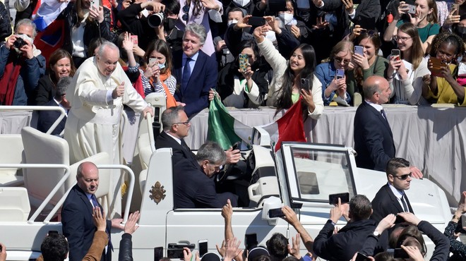 Papež Frančišek v tradicionalnem blagoslovu pozval h končanju vojn po vsem svetu (foto: Profimedia)