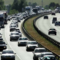 Razmere na slovenskih cestah niso spodbudne: poleg vsakodnevnih zastojev so neurja poskrbela še za dodatne težave