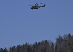 Vojaški helikopter, ki v gorah rešuje ponesrečence, izpostavljen hudi nevarnosti