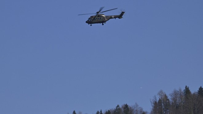 Vojaški helikopter, ki v gorah rešuje ponesrečence, izpostavljen hudi nevarnosti (foto: Žiga Živulović jr./BOBO)