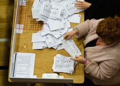 VOLITVE: Je glasovnica veljavna, če se nanjo podpišeš (ali kaj pripišeš)?