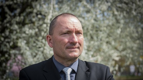 Afera s plačilom hotelske namestitve odnesla kmetijskega ministra