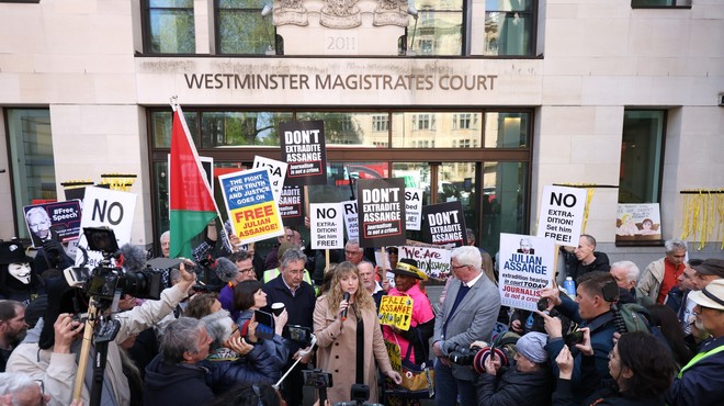 Pred londonskim sodiščem so se v času zasedanja zbrali Assangeovi podporniki. (foto: Profimedia)