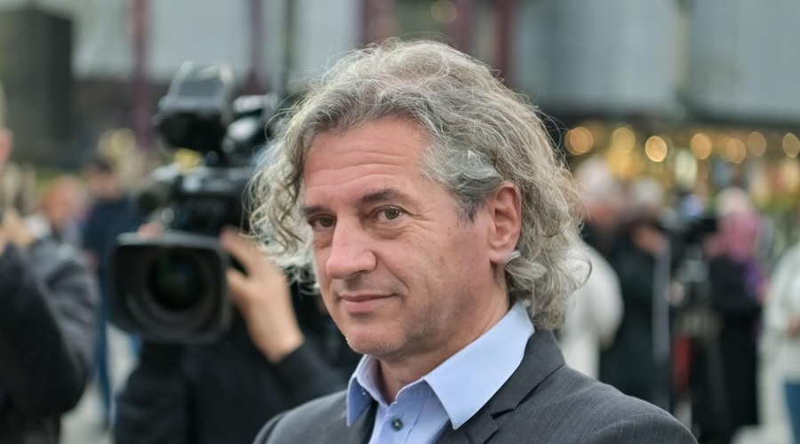 Poglejte, kateri znani obraz smo opazili v Golobovem zmagovalnem štabu (foto: Profimedia)