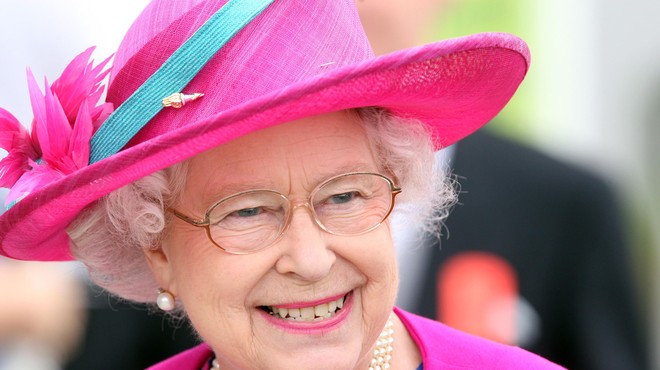 Poglejte, kako kraljica Elizabeta II. veličastno pozira v družbi PRAV POSEBNIH živali (foto: Profimedia)