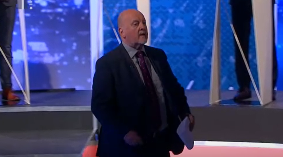 Serija incidentov na soočenju na TV Slovenija: sredinec, Jelinčić nerodno padel in polovica gostov zapustila studio (foto: Posnetek zaslona/RTV SLO)
