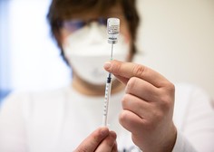 Prvi odmerki prilagojenih cepiv že v Sloveniji: kdo se lahko cepi?