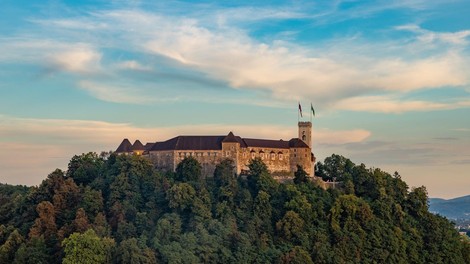 Muhasto aprilsko vreme prineslo sneg in dež: kakšen bo konec tedna?