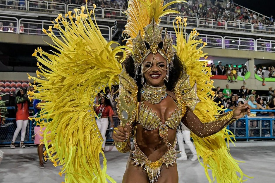 Karneval v Rio de Janeiru velja za največji spektakel na svetu. Toplo vreme, koktajli s caipirinho, pisani kostumi, zagorele plesalke …