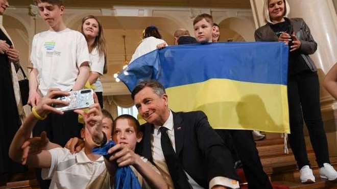 VIDEO: Poglejte utrinke iz predsedniške palače, kjer je Pahor sprejel begunce (foto: STA)