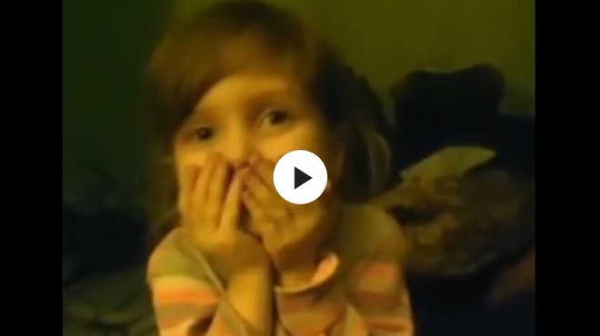 Pretresljiv posnetek deklice, ki iz bunkerja pozdravlja babico, se viralno širi po spletu! (foto: Posnetek s Twitterja)