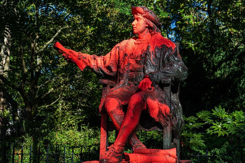 Z rdečo barvo pobarvan Kolumbov kip v Londonu.