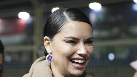 Noseča Adriana Lima ŠOKIRALA v nenavadni kreaciji