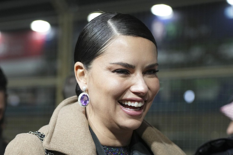 Noseča Adriana Lima ŠOKIRALA v nenavadni kreaciji (foto: Profimedia)