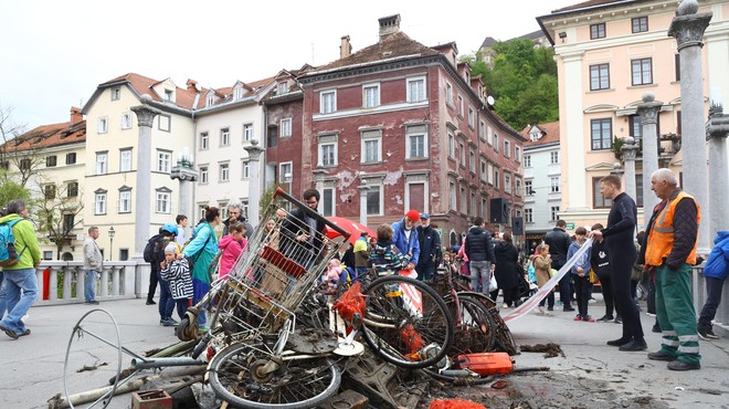 Iz Ljubljanice potegnili pol tone smeti: TO je bil najbolj nenavaden predmet (foto: BOBO)
