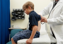 Skrivnostna bolezen, ki je povzročila hud zaplet pri 4-letnem dečku